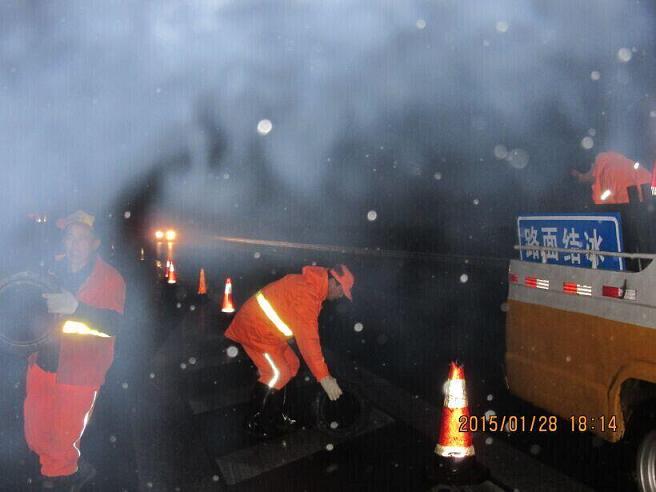 常吉养护项目部全力抗冰保畅通(图2) 常吉养护项目部全力抗冰保畅通(图2)